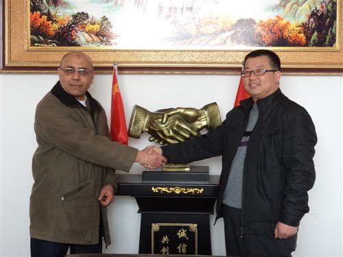 与客户留影